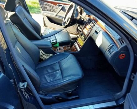 Синий Мерседес 320, объемом двигателя 3.2 л и пробегом 430 тыс. км за 2699 $, фото 3 на Automoto.ua