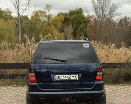 Синий Мерседес 320, объемом двигателя 3.2 л и пробегом 149 тыс. км за 3800 $, фото 4 на Automoto.ua