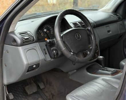 Синий Мерседес 320, объемом двигателя 3.2 л и пробегом 149 тыс. км за 3800 $, фото 7 на Automoto.ua