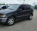 Синій Мерседес 320, об'ємом двигуна 0 л та пробігом 300 тис. км за 2000 $, фото 1 на Automoto.ua
