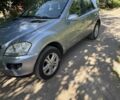 Синий Мерседес 320, объемом двигателя 3 л и пробегом 100 тыс. км за 4999 $, фото 2 на Automoto.ua
