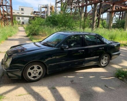 Зеленый Мерседес 320, объемом двигателя 3.2 л и пробегом 440 тыс. км за 4800 $, фото 5 на Automoto.ua