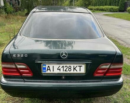 Зеленый Мерседес 320, объемом двигателя 3.2 л и пробегом 3 тыс. км за 3000 $, фото 1 на Automoto.ua
