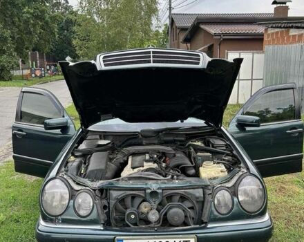Зеленый Мерседес 320, объемом двигателя 3.2 л и пробегом 3 тыс. км за 3000 $, фото 6 на Automoto.ua