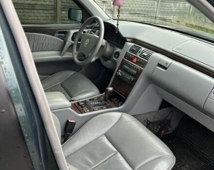 Зеленый Мерседес 320, объемом двигателя 3.2 л и пробегом 3 тыс. км за 3000 $, фото 9 на Automoto.ua