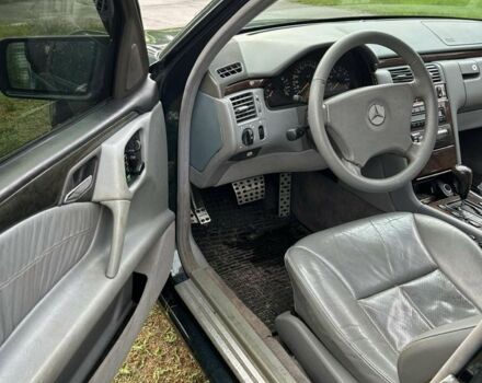 Зеленый Мерседес 320, объемом двигателя 3.2 л и пробегом 3 тыс. км за 3000 $, фото 7 на Automoto.ua