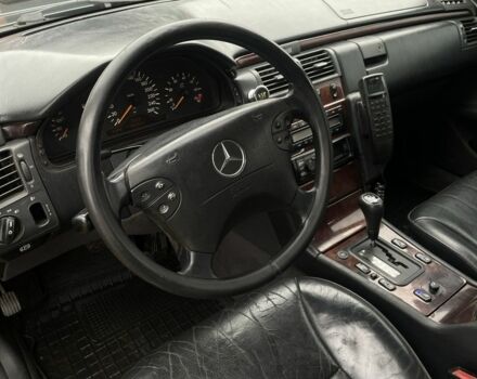 Зеленый Мерседес 320, объемом двигателя 3.2 л и пробегом 333 тыс. км за 2950 $, фото 7 на Automoto.ua
