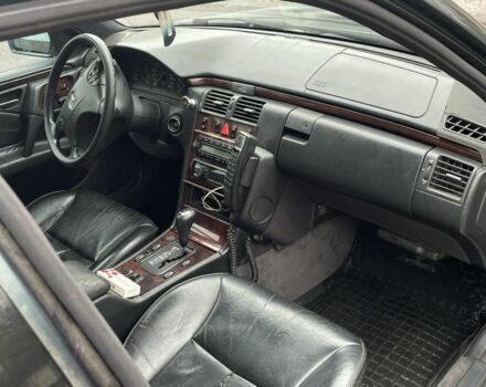 Зеленый Мерседес 320, объемом двигателя 3.2 л и пробегом 333 тыс. км за 2950 $, фото 5 на Automoto.ua