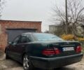 Зеленый Мерседес 320, объемом двигателя 3.2 л и пробегом 302 тыс. км за 3400 $, фото 1 на Automoto.ua