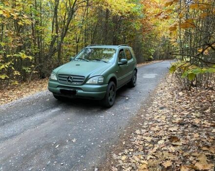 Зелений Мерседес 320, об'ємом двигуна 3.2 л та пробігом 231 тис. км за 2700 $, фото 1 на Automoto.ua