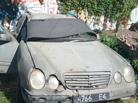 Зелений Мерседес 320, об'ємом двигуна 3.2 л та пробігом 320 тис. км за 500 $, фото 1 на Automoto.ua
