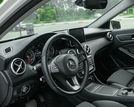 Мерседес А класс 2016 в Львове на Automoto.ua Белый Мерседес А класс, объемом двигателя 1.6 л и пробегом 50 тыс. км за 19000 $, фото 13 на Automoto.ua
