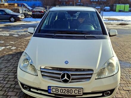 Мерседес А класс 2010 в Нежине на Automoto.ua Белый Мерседес А класс, объемом двигателя 1.7 л и пробегом 113 тыс. км за 7000 $, фото 1 на Automoto.ua