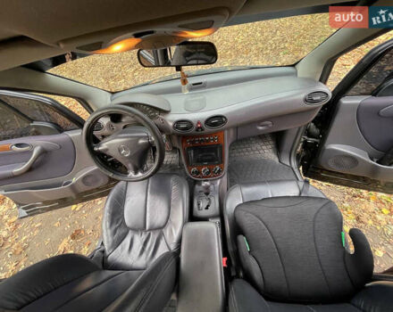 Черный Мерседес А класс, объемом двигателя 1.4 л и пробегом 300 тыс. км за 3950 $, фото 5 на Automoto.ua