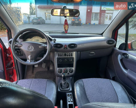 Красный Мерседес А класс, объемом двигателя 1.9 л и пробегом 200 тыс. км за 2250 $, фото 6 на Automoto.ua