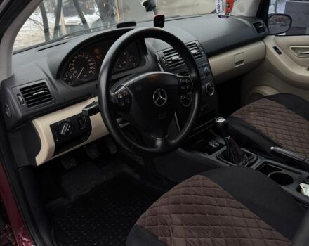 Красный Мерседес А класс, объемом двигателя 2 л и пробегом 321 тыс. км за 4000 $, фото 5 на Automoto.ua