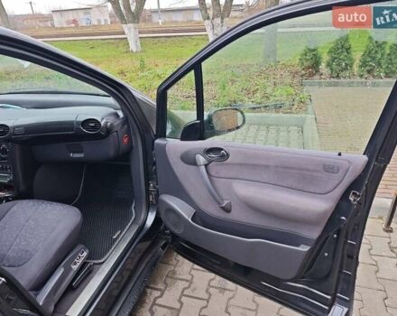 Серый Мерседес А класс, объемом двигателя 1.4 л и пробегом 250 тыс. км за 3500 $, фото 3 на Automoto.ua