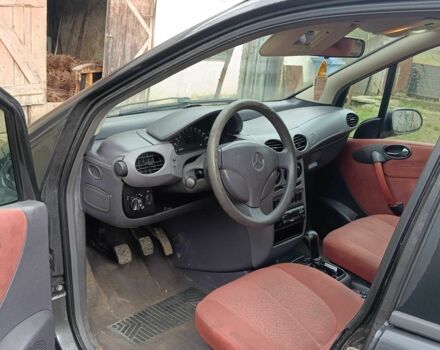 Серый Мерседес А класс, объемом двигателя 1.4 л и пробегом 300 тыс. км за 2600 $, фото 3 на Automoto.ua