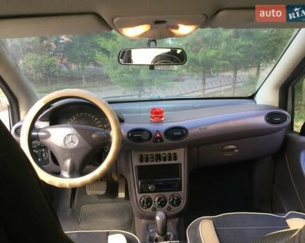 Серый Мерседес А класс, объемом двигателя 1.4 л и пробегом 220 тыс. км за 3000 $, фото 3 на Automoto.ua