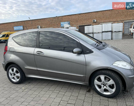 Сірий Мерседес А клас, об'ємом двигуна 2 л та пробігом 286 тис. км за 3600 $, фото 2 на Automoto.ua