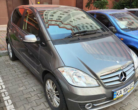 Мерседес А клас 2011 у Фастове на Automoto.ua Сірий Мерседес А клас, об'ємом двигуна 1.7 л та пробігом 82 тис. км за 7300 $, фото 2 на Automoto.ua