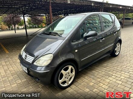 Серый Мерседес А класс, объемом двигателя 1.6 л и пробегом 290 тыс. км за 3200 $, фото 1 на Automoto.ua