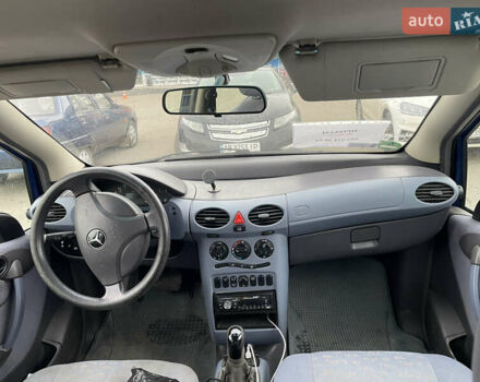 Синий Мерседес А класс, объемом двигателя 1.4 л и пробегом 200 тыс. км за 2500 $, фото 6 на Automoto.ua