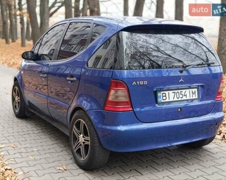 Синий Мерседес А класс, объемом двигателя 1.9 л и пробегом 200 тыс. км за 2000 $, фото 4 на Automoto.ua