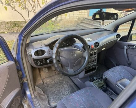 Синий Мерседес А класс, объемом двигателя 1.7 л и пробегом 300 тыс. км за 700 $, фото 5 на Automoto.ua