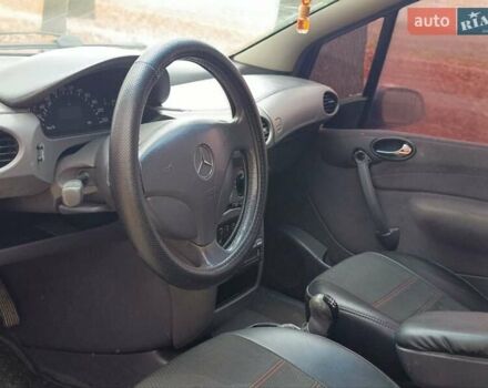 Синий Мерседес А класс, объемом двигателя 1.9 л и пробегом 200 тыс. км за 2000 $, фото 2 на Automoto.ua