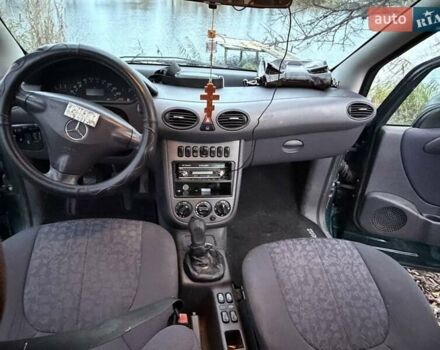 Зеленый Мерседес А класс, объемом двигателя 1.7 л и пробегом 178 тыс. км за 3800 $, фото 4 на Automoto.ua