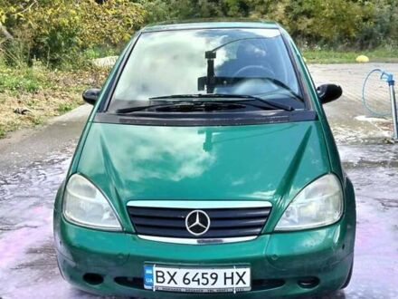 Зеленый Мерседес А класс, объемом двигателя 1.6 л и пробегом 200 тыс. км за 4000 $, фото 1 на Automoto.ua