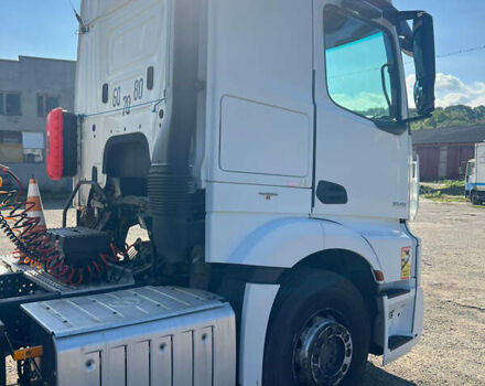 Белый Мерседес Актрос, объемом двигателя 10.68 л и пробегом 689 тыс. км за 22777 $, фото 3 на Automoto.ua