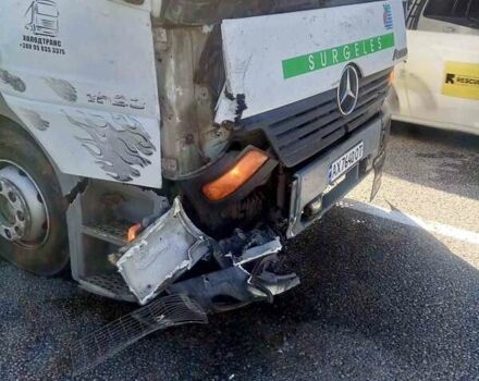 Белый Мерседес Атего, объемом двигателя 6.4 л и пробегом 800 тыс. км за 7000 $, фото 2 на Automoto.ua