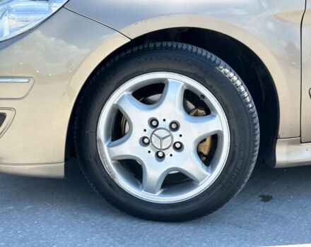 Желтый Мерседес Б 180, объемом двигателя 2 л и пробегом 262 тыс. км за 5990 $, фото 1 на Automoto.ua