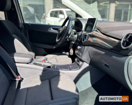 Мерседес Б 250 2016 в Черновцах на Automoto.ua Серый Мерседес Б 250, объемом двигателя 32 л и пробегом 132 тыс. км за 12000 $, фото 12 на Automoto.ua