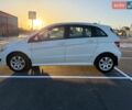 Белый Мерседес Б-класс, объемом двигателя 2 л и пробегом 248 тыс. км за 6500 $, фото 2 на Automoto.ua