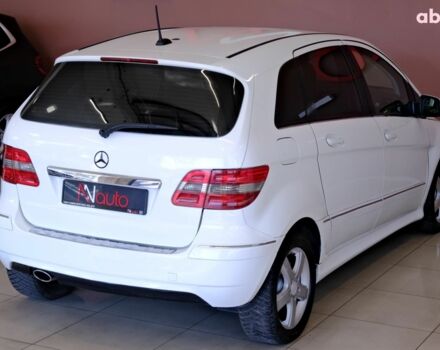 Белый Мерседес Б-класс, объемом двигателя 2 л и пробегом 170 тыс. км за 5900 $, фото 4 на Automoto.ua