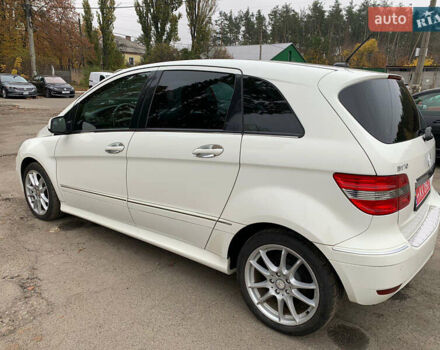 Мерседес Б-клас 2010 у Києві на Automoto.ua Білий Мерседес Б-клас, об'ємом двигуна 1.7 л та пробігом 76 тис. км за 8000 $, фото 3 на Automoto.ua