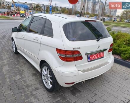 Белый Мерседес Б-класс, объемом двигателя 2 л и пробегом 85 тыс. км за 9900 $, фото 6 на Automoto.ua