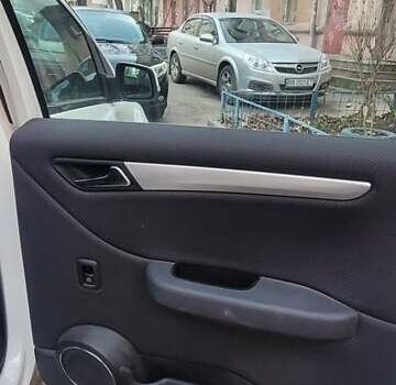 Білий Мерседес Б-клас, об'ємом двигуна 1.7 л та пробігом 141 тис. км за 9400 $, фото 8 на Automoto.ua