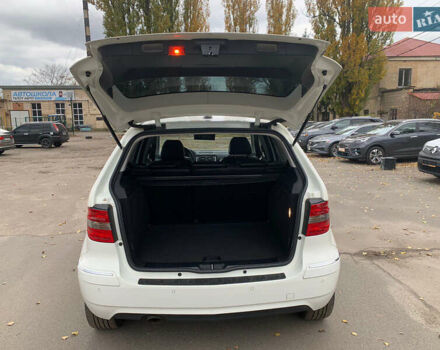 Белый Мерседес Б-класс, объемом двигателя 1.7 л и пробегом 50 тыс. км за 8600 $, фото 24 на Automoto.ua