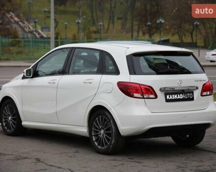 Белый Мерседес Б-класс, объемом двигателя 0 л и пробегом 158 тыс. км за 9500 $, фото 3 на Automoto.ua