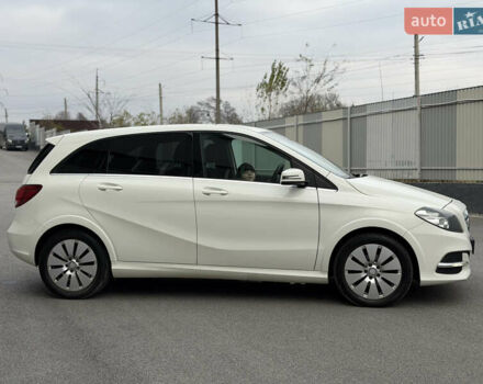 Белый Мерседес Б-класс, объемом двигателя 0 л и пробегом 115 тыс. км за 9000 $, фото 4 на Automoto.ua