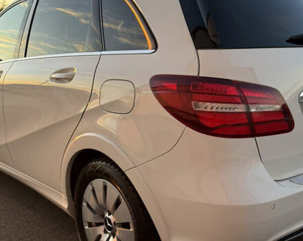 Белый Мерседес Б-класс, объемом двигателя 0 л и пробегом 81 тыс. км за 10950 $, фото 5 на Automoto.ua