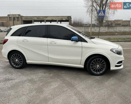 Мерседес Б-класс 2015 в Ровно на Automoto.ua Белый Мерседес Б-класс, объемом двигателя 0 л и пробегом 121 тыс. км за 13000 $, фото 26 на Automoto.ua