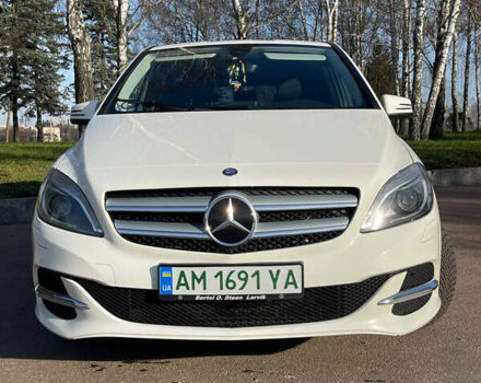 Білий Мерседес Б-клас, об'ємом двигуна 0 л та пробігом 140 тис. км за 11000 $, фото 4 на Automoto.ua