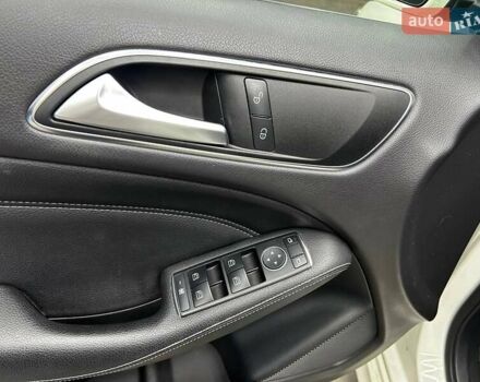 Белый Мерседес Б-класс, объемом двигателя 0 л и пробегом 120 тыс. км за 11800 $, фото 22 на Automoto.ua