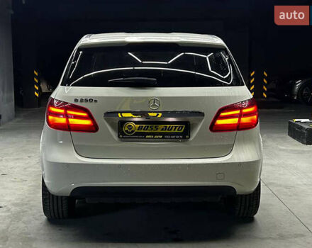 Белый Мерседес Б-класс, объемом двигателя 0 л и пробегом 120 тыс. км за 11800 $, фото 4 на Automoto.ua