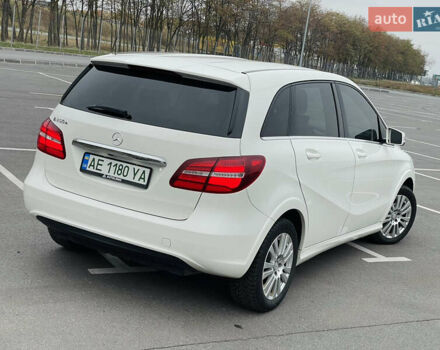 Белый Мерседес Б-класс, объемом двигателя 0 л и пробегом 57 тыс. км за 14400 $, фото 5 на Automoto.ua